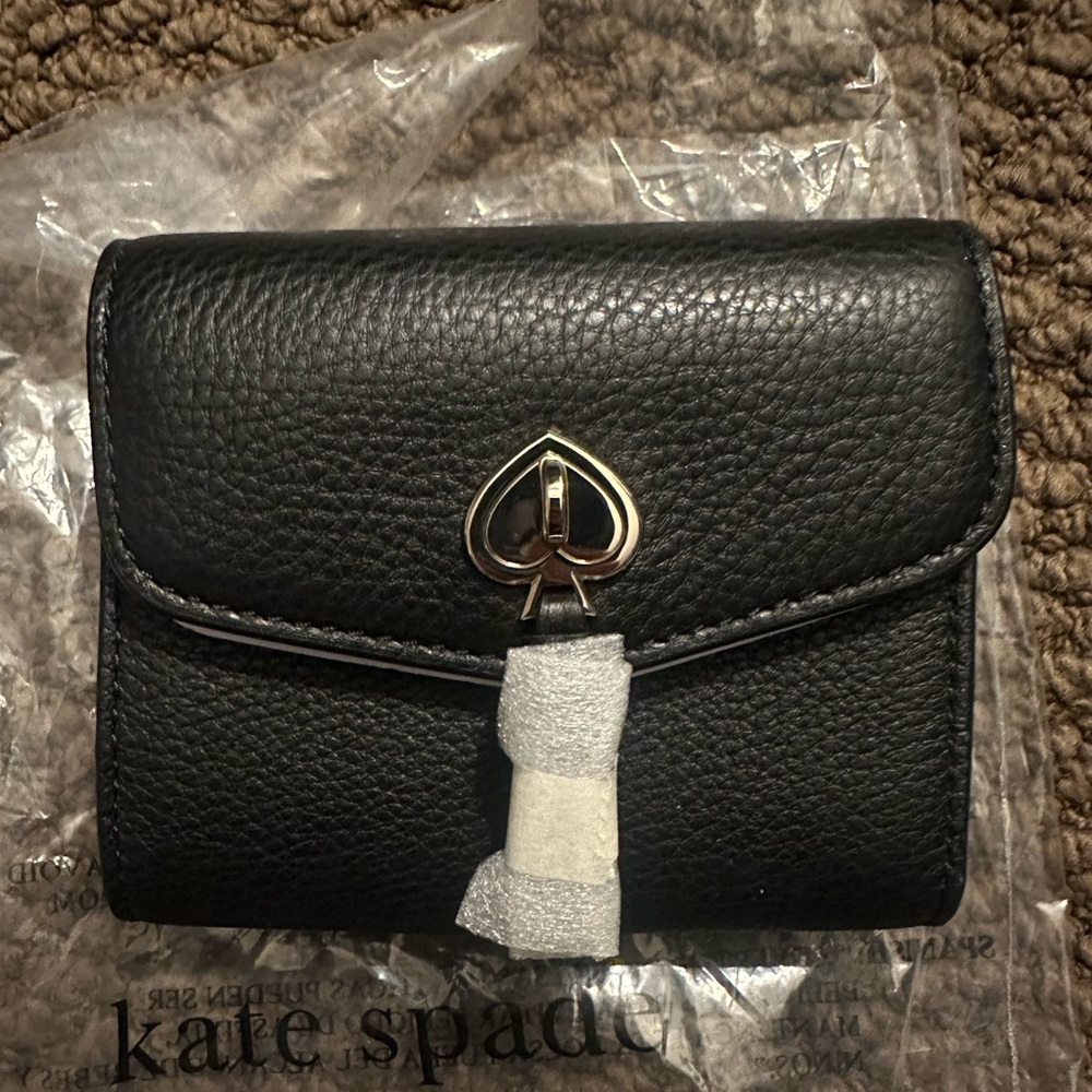 Kate Spade Marti Small Flap Wallet
New with tags
Black and silver
